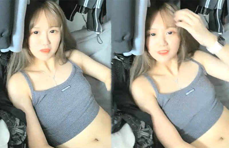 萌妹道具自慰诱惑,脱掉内裤逼逼无毛道具跳蛋塞入,卫生间马桶上自摸