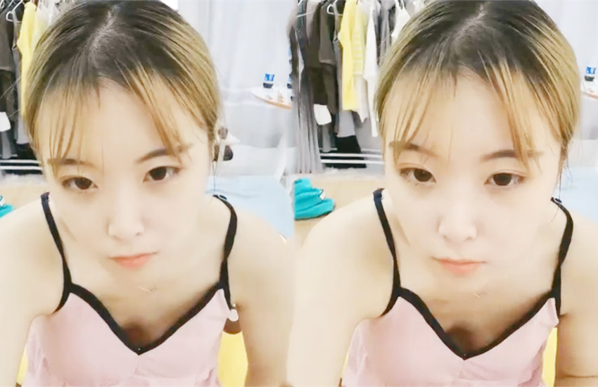 两个嫩妹子自慰诱惑,大黑牛震动插入双头龙互插浴室洗澡